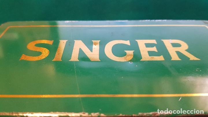 Antig&uuml;edades: CAJA METALICA SINGER CON COMPLEMENTOS - Foto 4