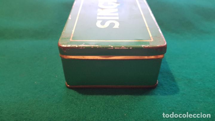 Antig&uuml;edades: CAJA METALICA SINGER CON COMPLEMENTOS - Foto 7