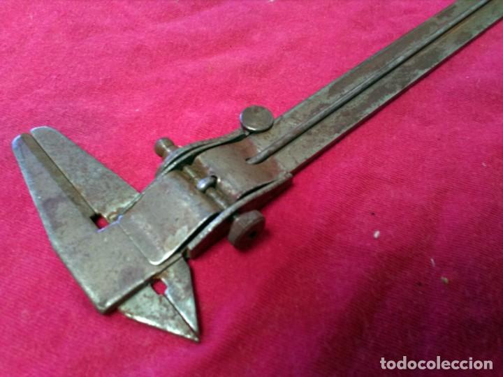 Antig&uuml;edades: Calibre pi&eacute; de Rey con funda de cuero - Foto 5