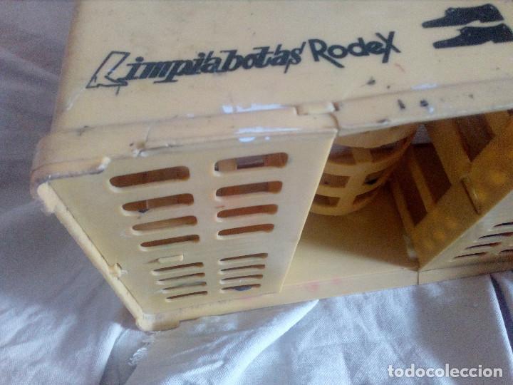 Antig&uuml;edades: Antiguo Limpiabotas Rodex.En plastico amarillo. - Foto 3