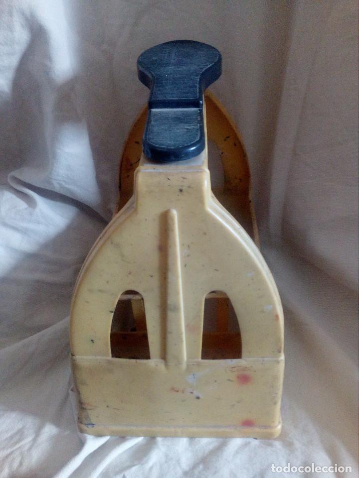 Antig&uuml;edades: Antiguo Limpiabotas Rodex.En plastico amarillo. - Foto 4