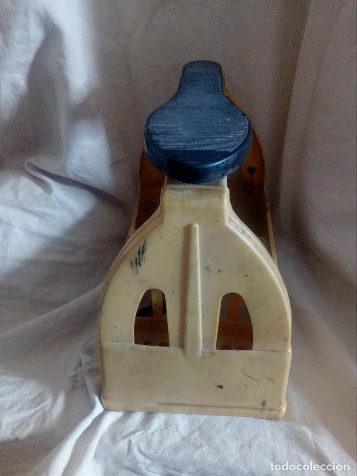 Antig&uuml;edades: Antiguo Limpiabotas Rodex.En plastico amarillo. - Foto 5