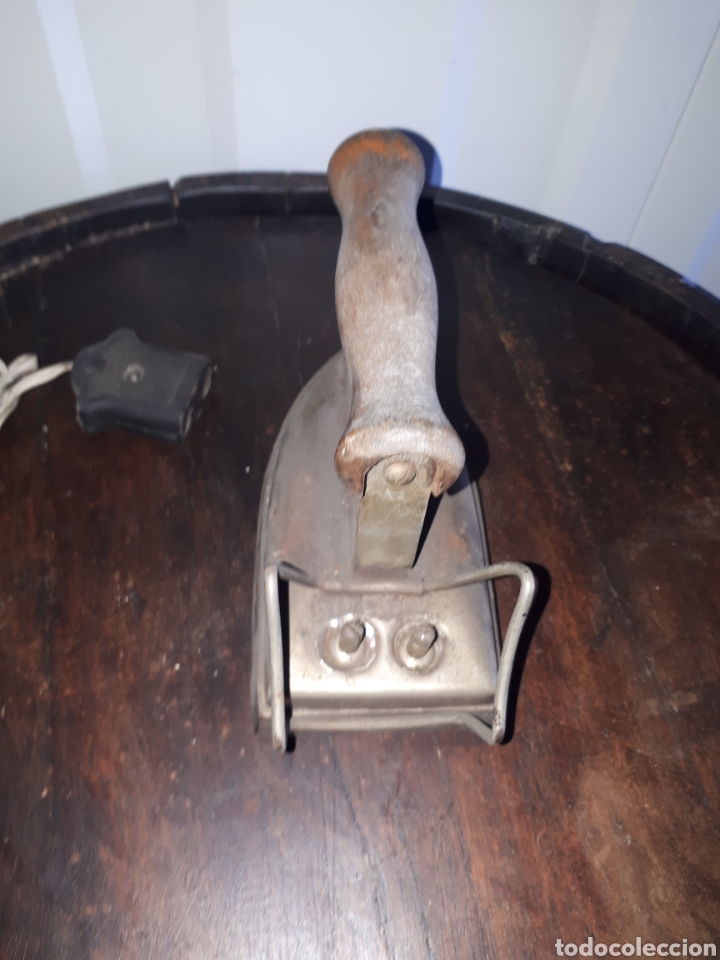 Antig&uuml;edades: Antigua plancha el&eacute;ctrica de las primeras mango madera - Foto 4