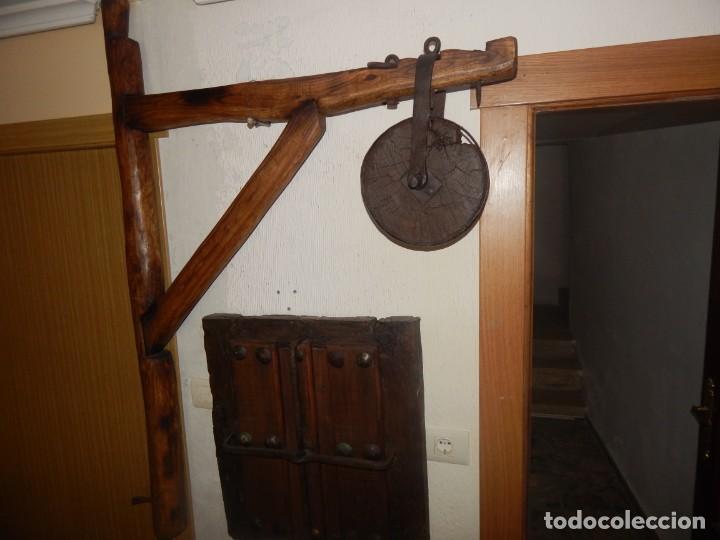 Antig&uuml;edades: Antigua escuadra polea de olmo y forja de canteros constructores - Foto 1