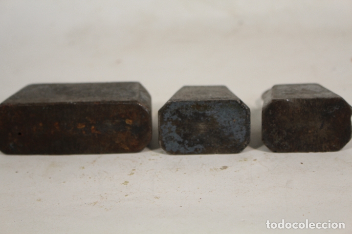 Antig&uuml;edades: 3 pesas ponderales de hierro - Foto 3