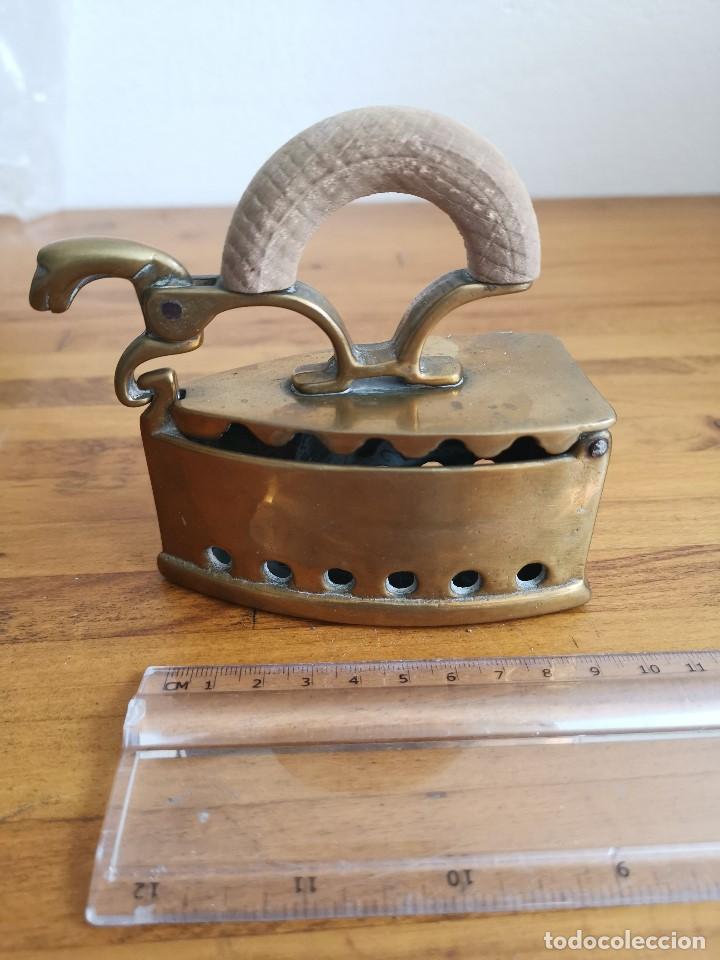 Antig&uuml;edades: Plancha de bronce antiguo con mango de madera - Foto 1