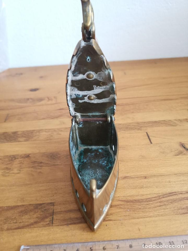 Antig&uuml;edades: Plancha de bronce antiguo con mango de madera - Foto 2
