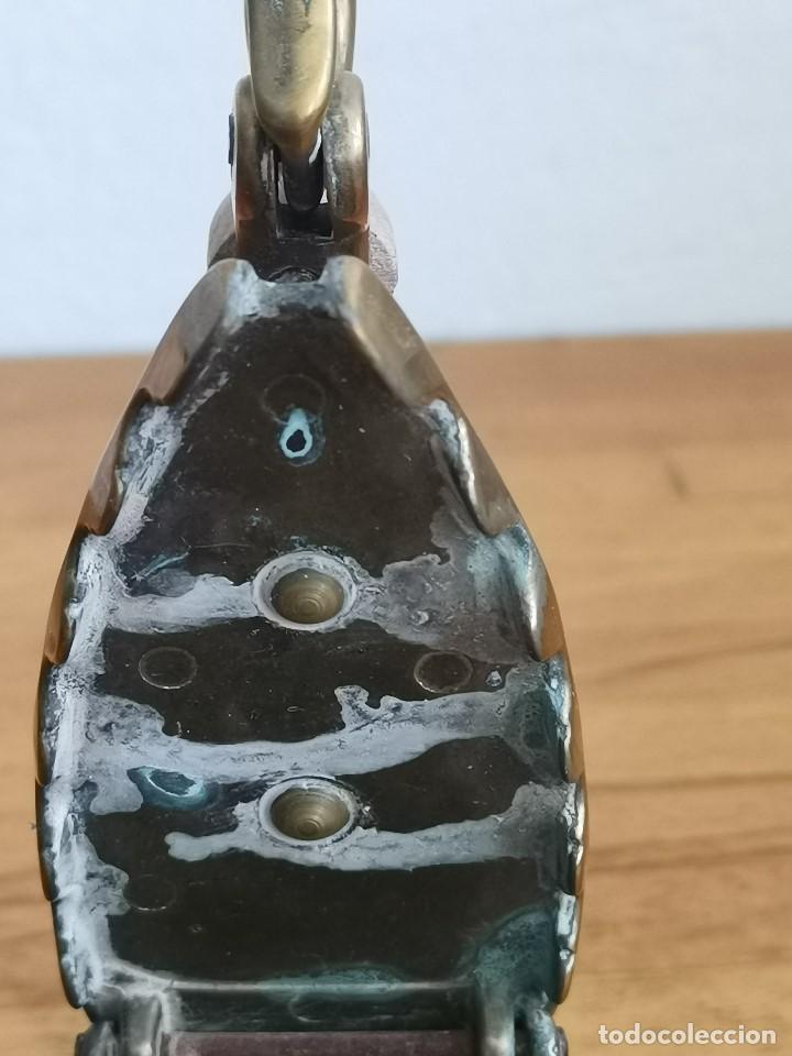 Antig&uuml;edades: Plancha de bronce antiguo con mango de madera - Foto 4