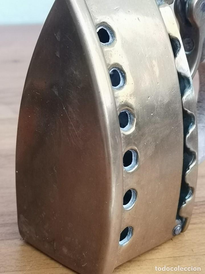 Antig&uuml;edades: Plancha de bronce antiguo con mango de madera - Foto 5