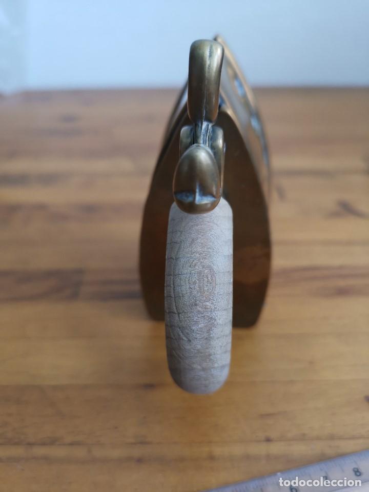 Antig&uuml;edades: Plancha de bronce antiguo con mango de madera - Foto 7