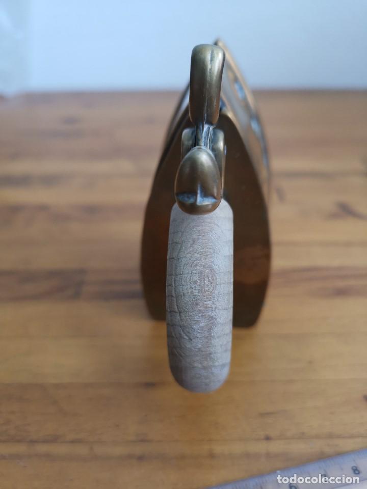 Antig&uuml;edades: Plancha de bronce antiguo con mango de madera - Foto 8