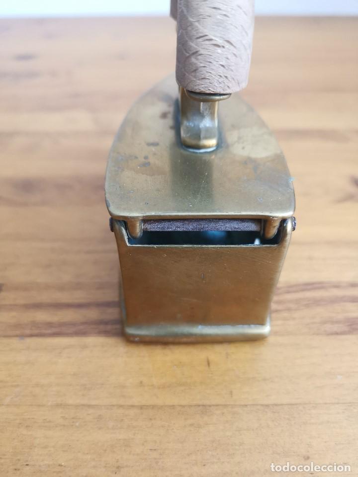 Antig&uuml;edades: Plancha de bronce antiguo con mango de madera - Foto 9