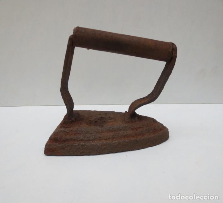 Antig&uuml;edades: PLANCHA DE HIERRO DE MARCA Y N&ordm; ILEGIBLE - Foto 1