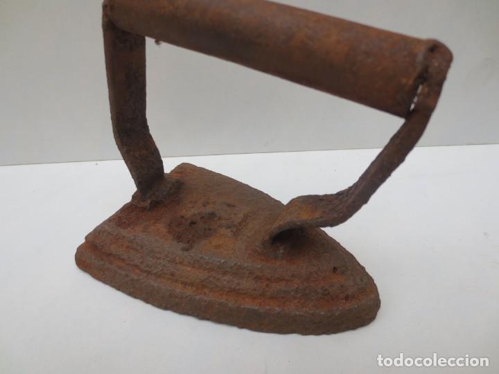 Antig&uuml;edades: PLANCHA DE HIERRO DE MARCA Y N&ordm; ILEGIBLE - Foto 2