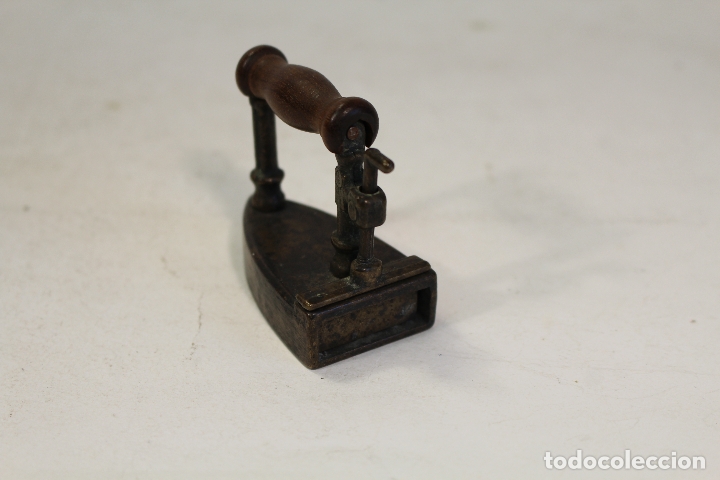 Antig&uuml;edades: plancha peque&ntilde;a de bronce con agarrador de madera - Foto 2
