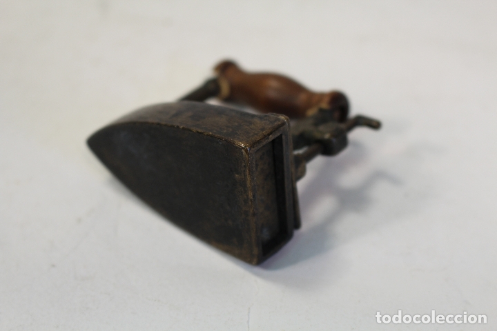 Antig&uuml;edades: plancha peque&ntilde;a de bronce con agarrador de madera - Foto 3