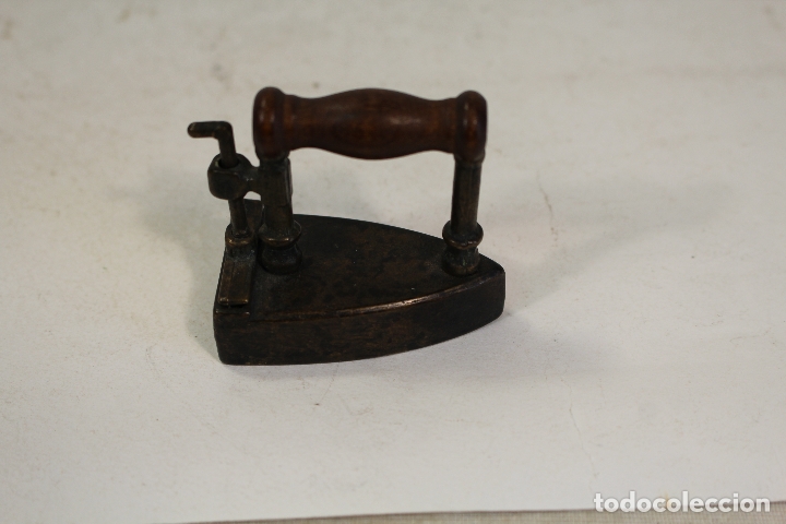 Antig&uuml;edades: plancha peque&ntilde;a de bronce con agarrador de madera - Foto 4