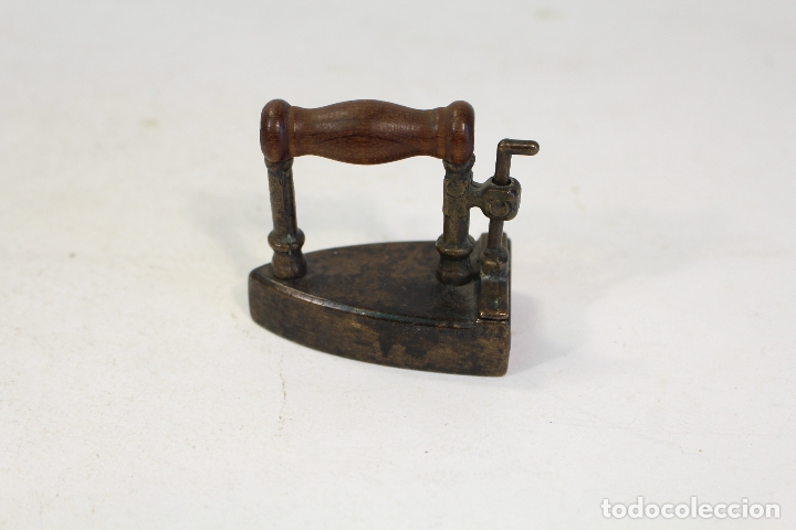 Antig&uuml;edades: plancha peque&ntilde;a de bronce con agarrador de madera - Foto 1