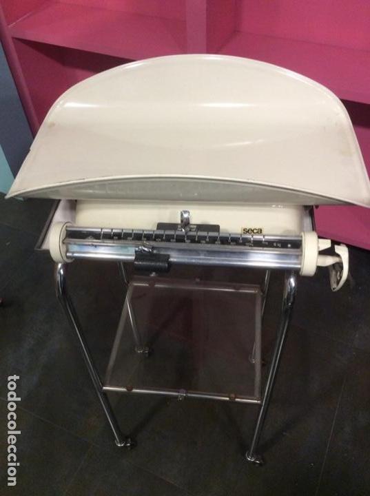 Antig&uuml;edades: Mesa con ruedas y B&aacute;scula bebes m&eacute;dico marca seca. Marca seca. - Foto 1