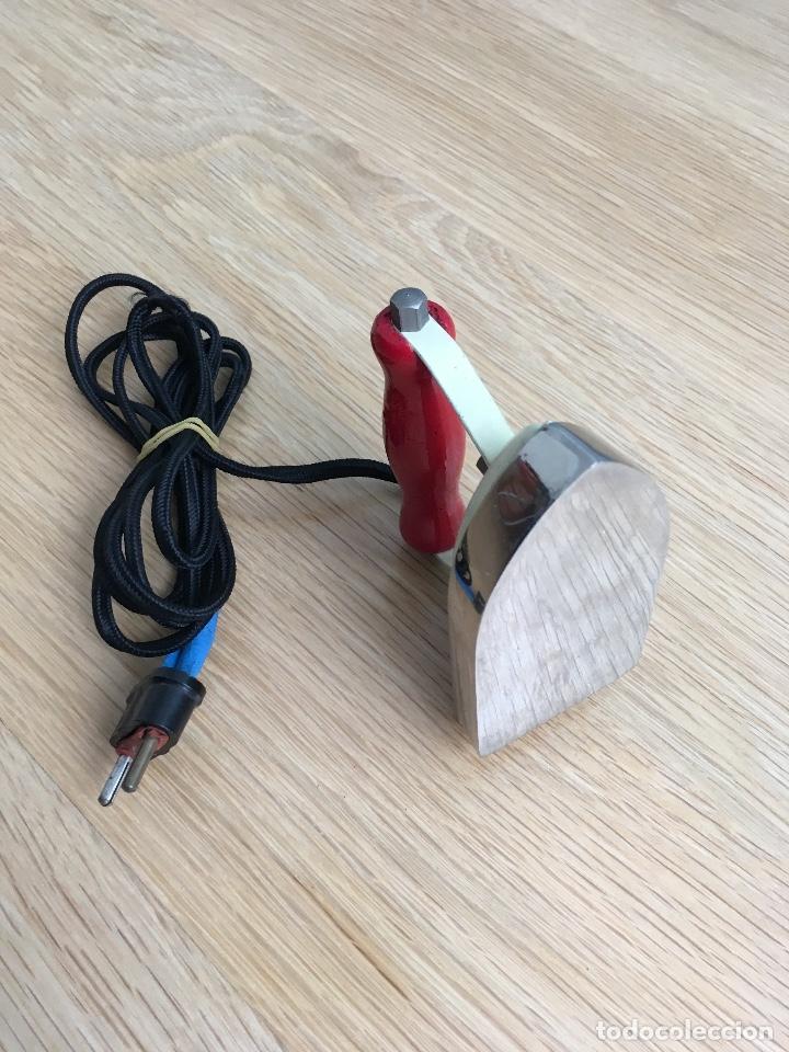 Antig&uuml;edades: Peque&ntilde;a plancha el&eacute;ctrica. - Foto 2