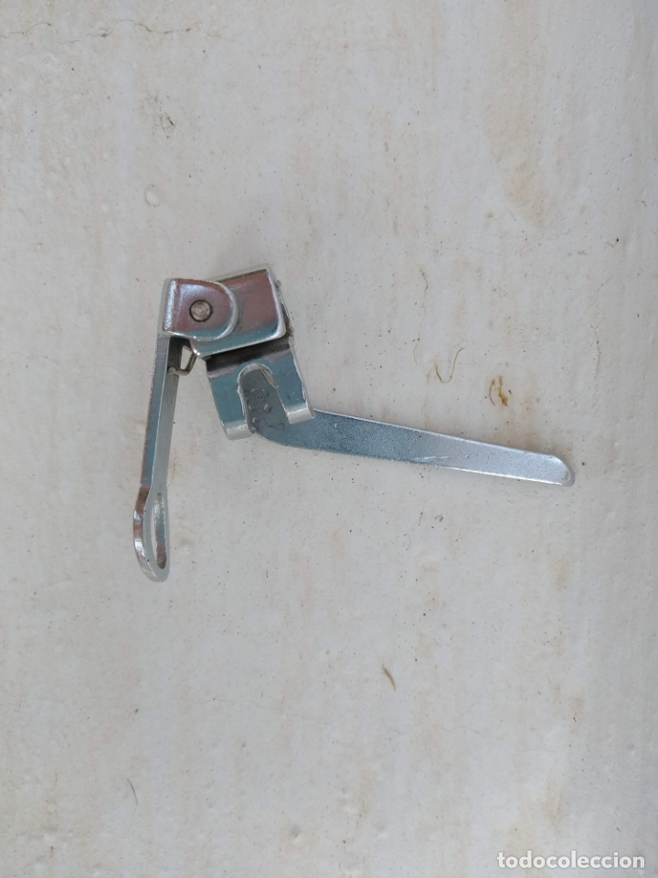 Antig&uuml;edades: Accesorio de maquina de coser - Foto 3