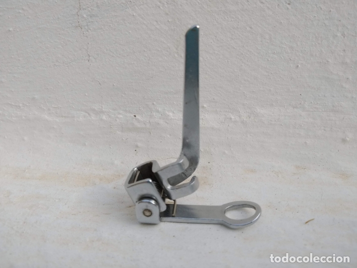 Antig&uuml;edades: Accesorio de maquina de coser - Foto 1