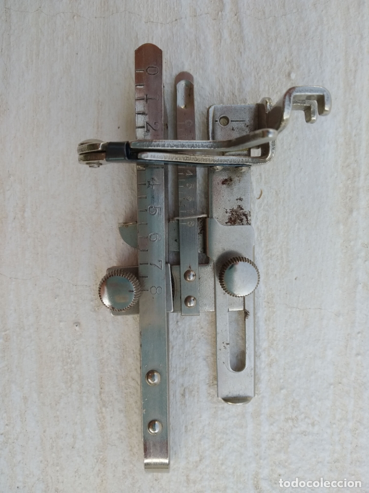 Antig&uuml;edades: Accesorio de maquina de coser - Foto 1