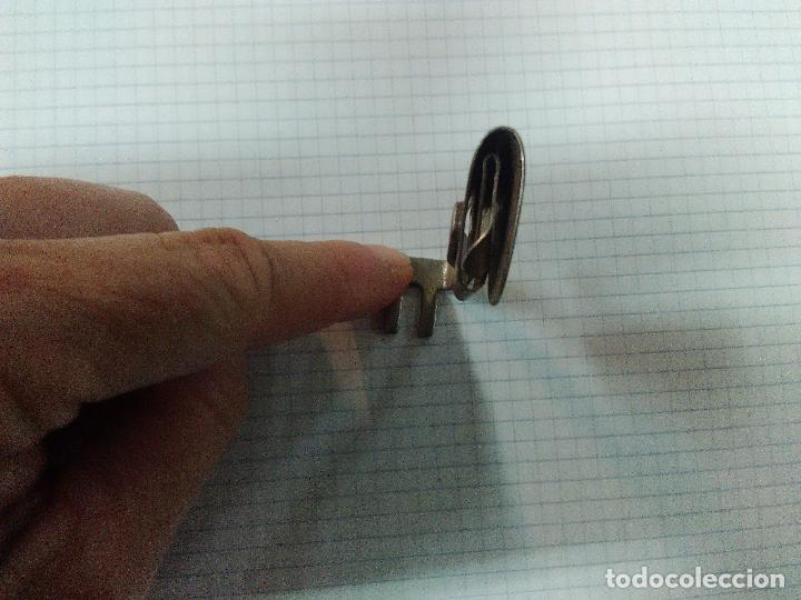 Antig&uuml;edades: Accesorio de maquina de coser Singer, pata - Foto 2
