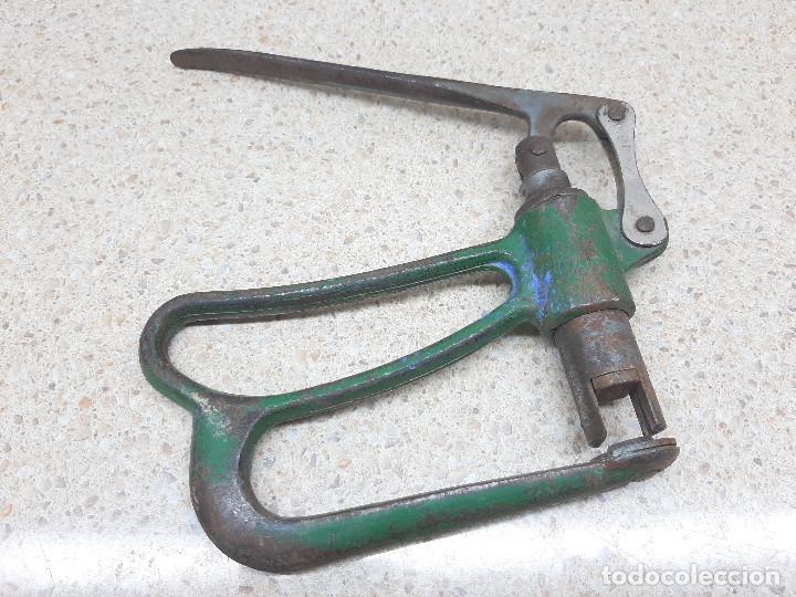 Antig&uuml;edades: REMACHADORA MANUAL, HERRAMIENTA. - Foto 4