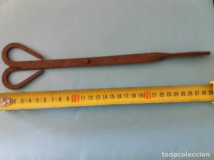 Antig&uuml;edades: Tenazas de forja para chimenea. - Foto 2
