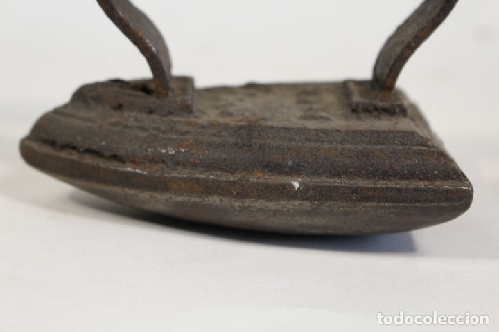 Antig&uuml;edades: plancha antigua de hierro con base curva - Foto 9