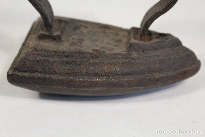 Antig&uuml;edades: plancha antigua de hierro con base curva - Foto 10