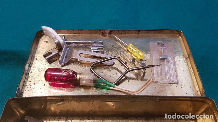 Antig&uuml;edades: CAJA METAL SINGER CON COMPLEMENTOS - Foto 3