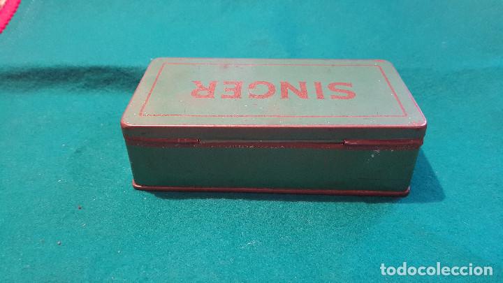 Antig&uuml;edades: CAJA METAL SINGER CON COMPLEMENTOS - Foto 6
