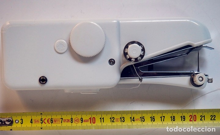 Antig&uuml;edades: Curiosa m&aacute;quina de coser a pilas - Foto 1