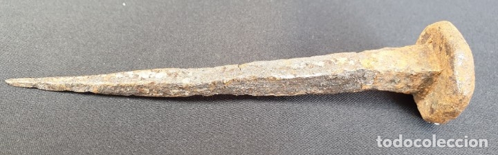 Antig&uuml;edades: Antiguo clavo de forja de 13 cms de largo - Foto 1