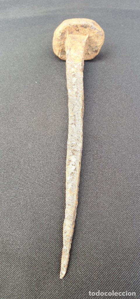 Antig&uuml;edades: Antiguo clavo de forja de 13 cms de largo - Foto 3