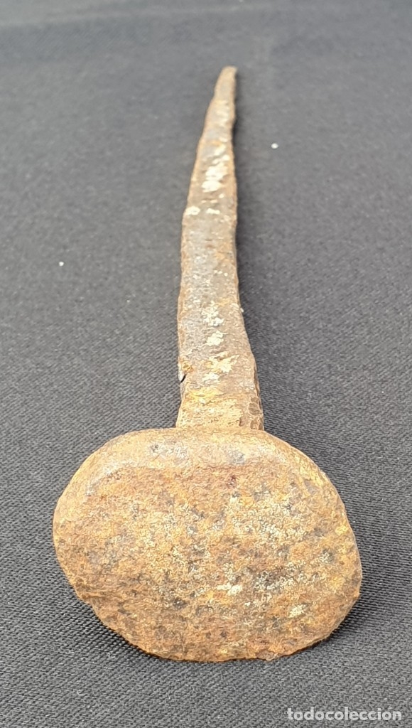 Antig&uuml;edades: Antiguo clavo de forja de 13 cms de largo - Foto 4