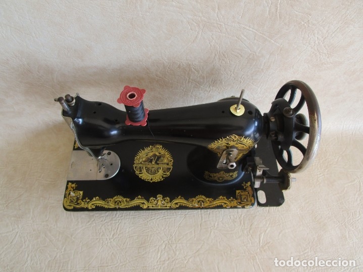 Antig&uuml;edades: antigua maquina de coser funciona! - Foto 6
