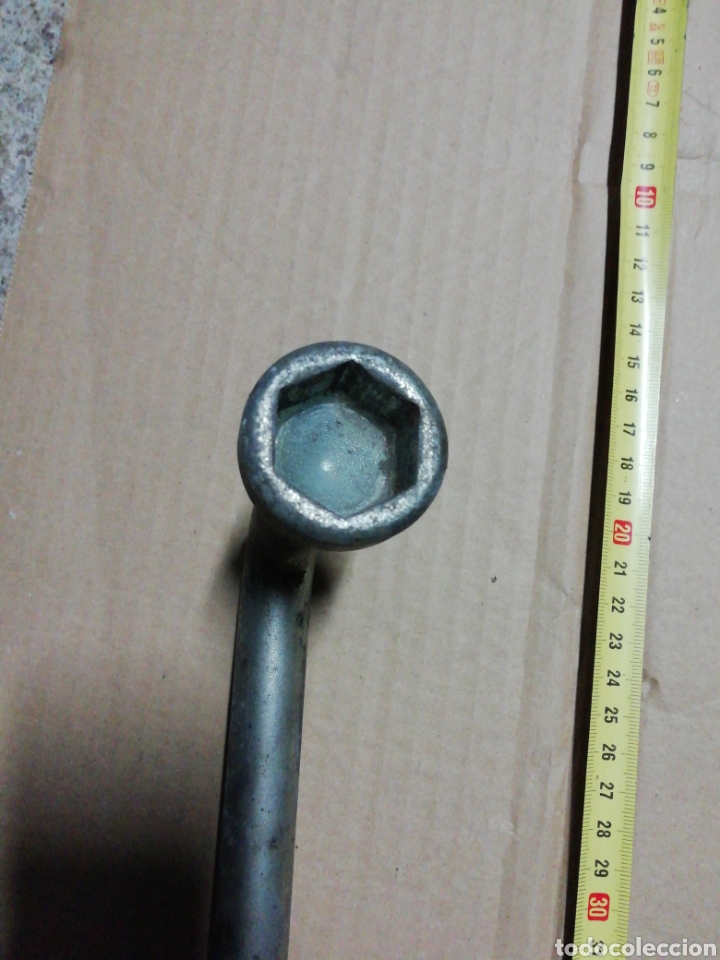 Antig&uuml;edades: Llave de ruedas. - Foto 2