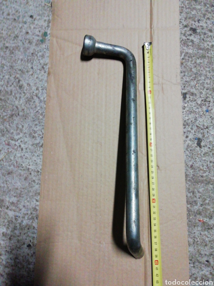 Antig&uuml;edades: Llave de ruedas. - Foto 1