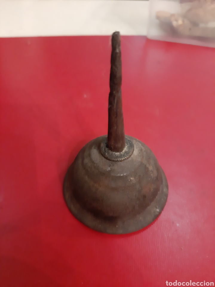 Antig&uuml;edades: Antigua aceitera de m&aacute;quina de coser - Foto 1