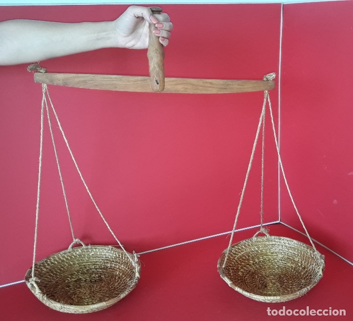 Antig&uuml;edades: BASCULA DE MADERA Y PLATOS DE ESPARTO - Foto 1