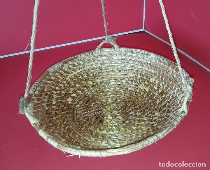 Antig&uuml;edades: BASCULA DE MADERA Y PLATOS DE ESPARTO - Foto 2