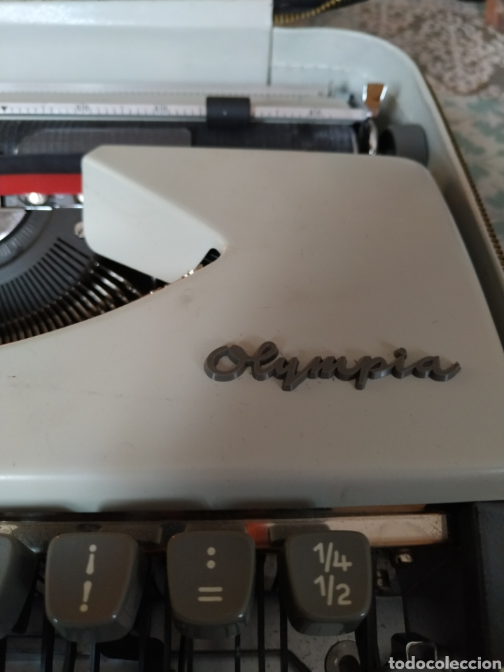 Antigüedades: Maquina de escribir portatil con maletín Olimpia - Foto 2 - 180460151