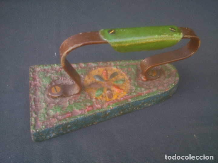 Antig&uuml;edades: ANTIGUA PLANCHA DE HIERRO, DECORADA A MANO. - Foto 1