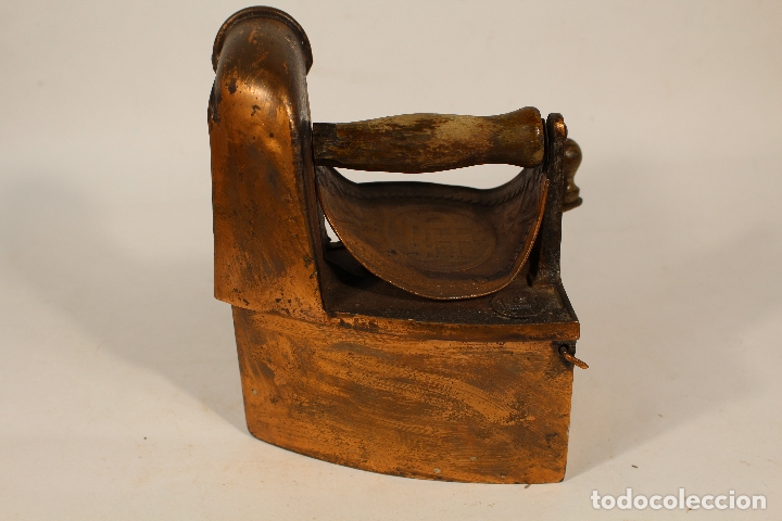 Antig&uuml;edades: plancha de carb&oacute;n con tempera de cobre - Foto 2