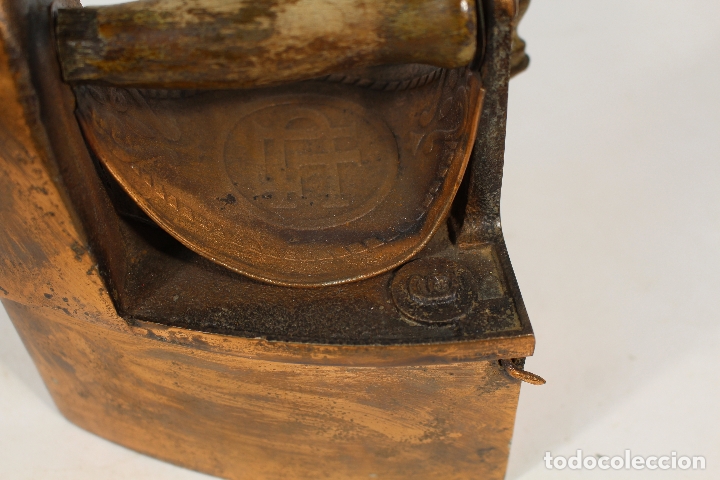 Antig&uuml;edades: plancha de carb&oacute;n con tempera de cobre - Foto 3