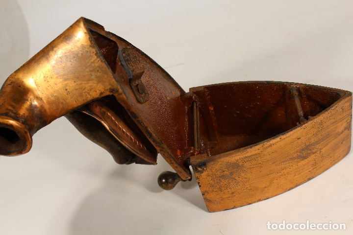 Antig&uuml;edades: plancha de carb&oacute;n con tempera de cobre - Foto 5