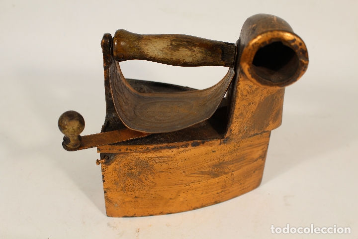 Antig&uuml;edades: plancha de carb&oacute;n con tempera de cobre - Foto 1